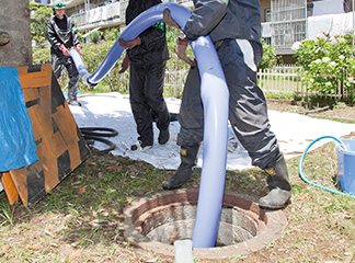 塩ビ管を既設管内に挿入